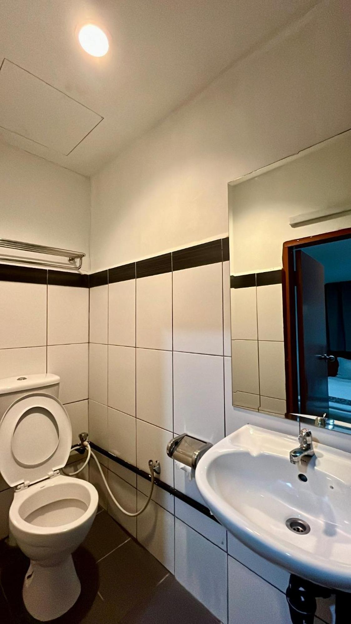 Switz Paradise Hotel - 5 Minute Walk To Centre Point And 10 Minute Walk To Waterfront- Kota Kinabalu Exterior photo